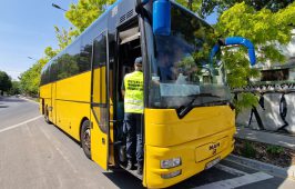 Inspektor podczas kontroli autobusu, który nie zmieścił się pod wiaduktem kolejowym.