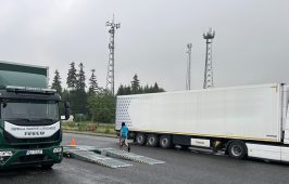 Inspektorzy z Wojewódzkiego Inspektoratu Drogowego w Krakowie prowadzili działania z wykorzystaniem Mobilnej Stacji Kontroli Drogowej.