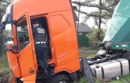 Inspektorzy pobrali dane z tachografu uszkodzonego w wypadku pojazdu ciężarowego.